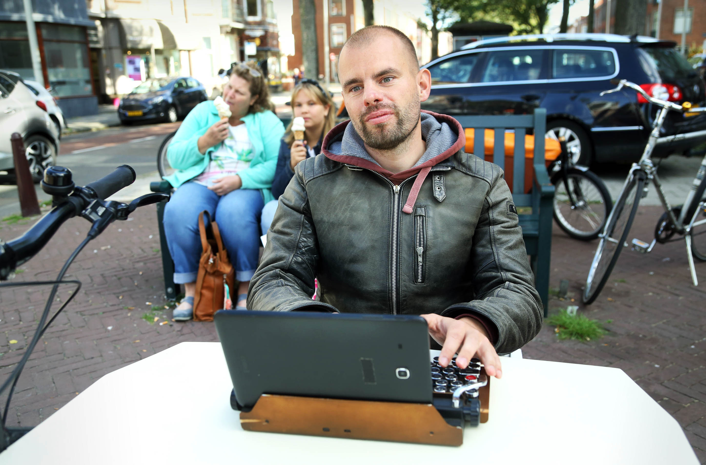 Pop-updichter Sjaak Kroes schrijft op straat