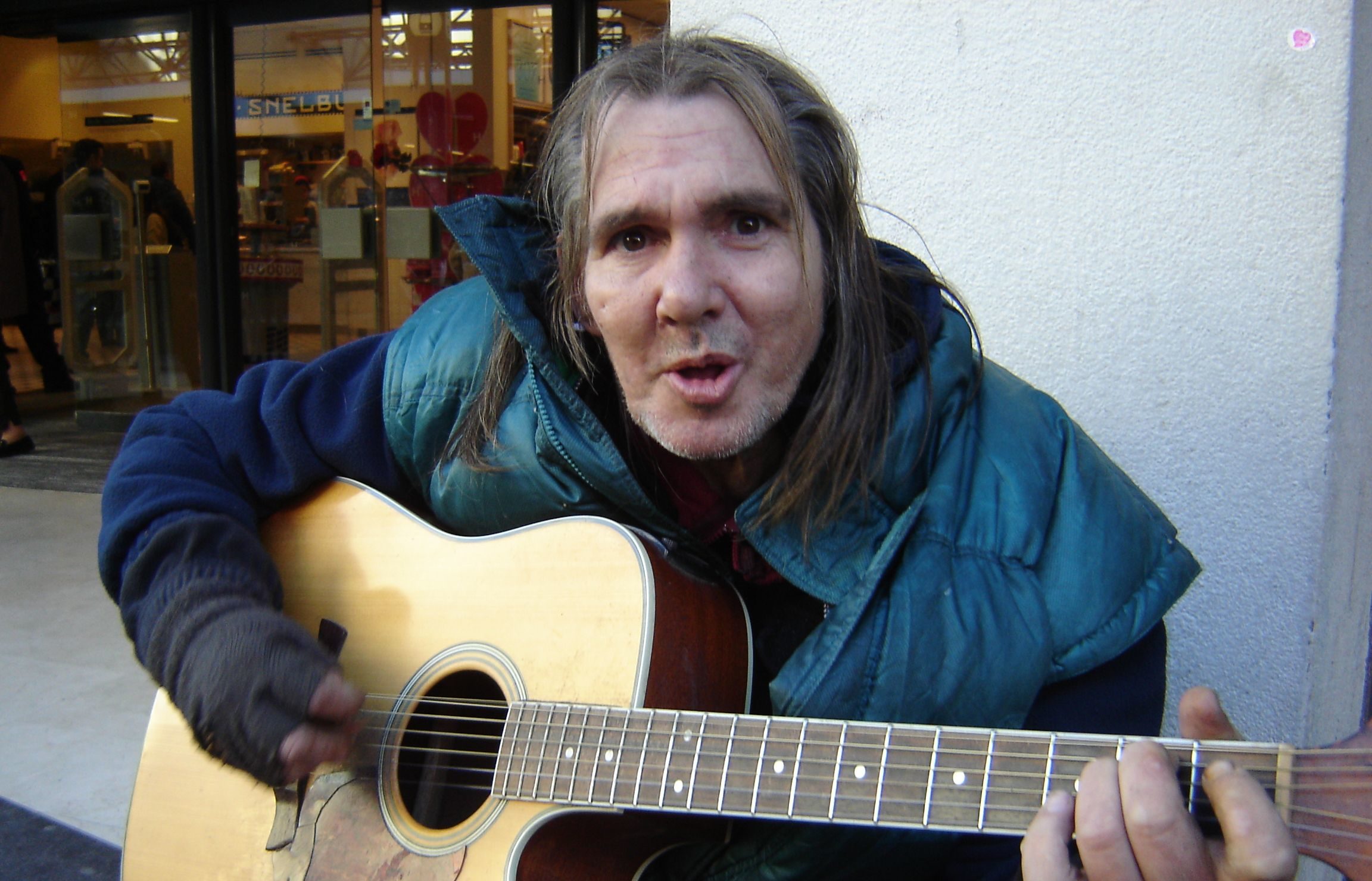 The Streets Of Chuck Deely: Groots eerbetoon aan iconische straatmuzikant