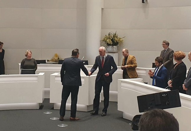De Mos is terug, partij in botsing met oude bondgenoten