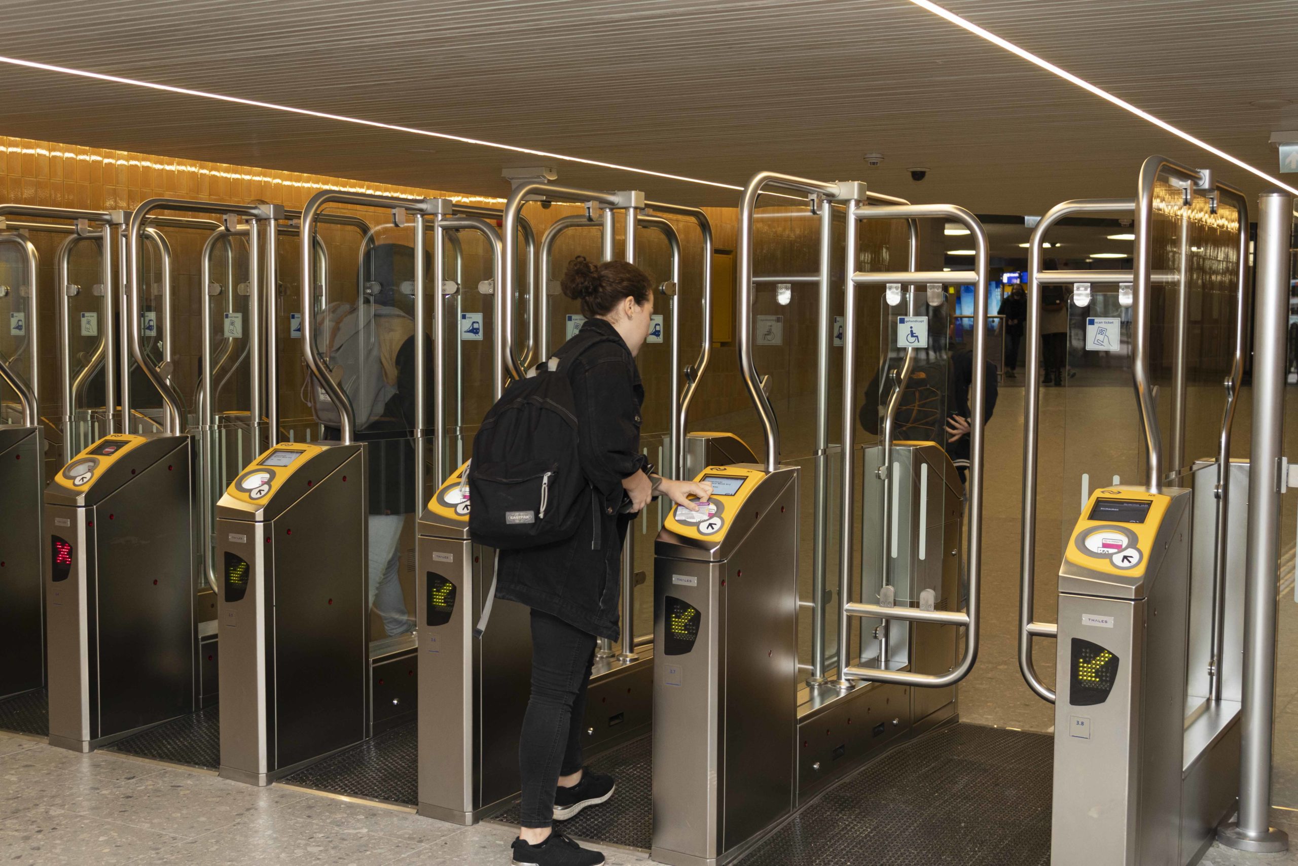 Incheckpoortjes station Hollands Spoor dicht