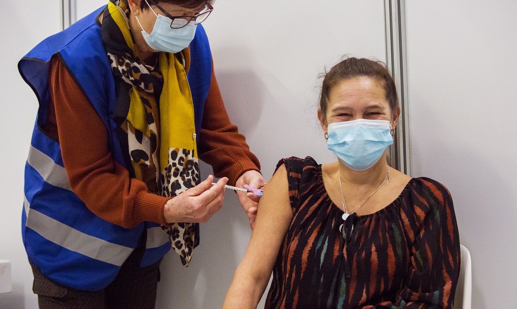 Vaccinatiedorp bij ADO-stadion open: ‘Begin van meer vrijheid voor ons allemaal’
