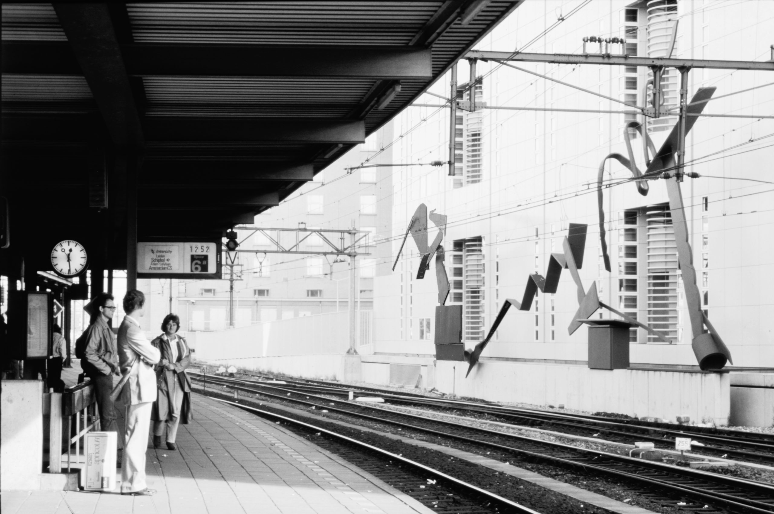 NS vernietigt stationskunstwerk van Haagse beeldhouwer Auke de Vries 