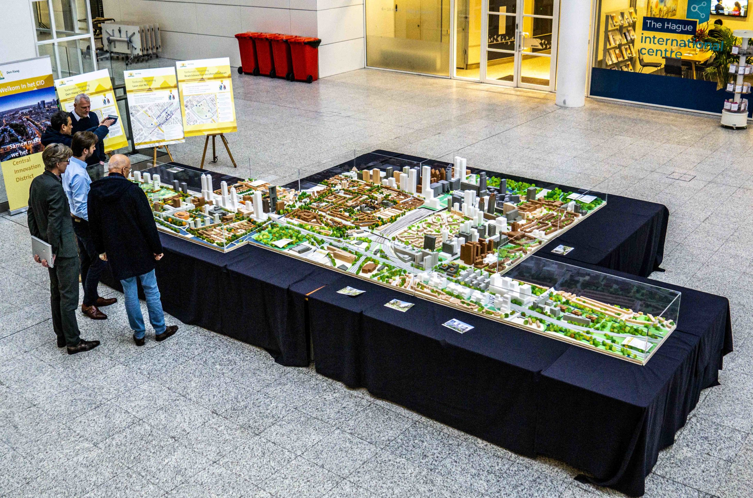 Reusachtige maquette van nieuwbouwprojecten: een zee van hoogbouw