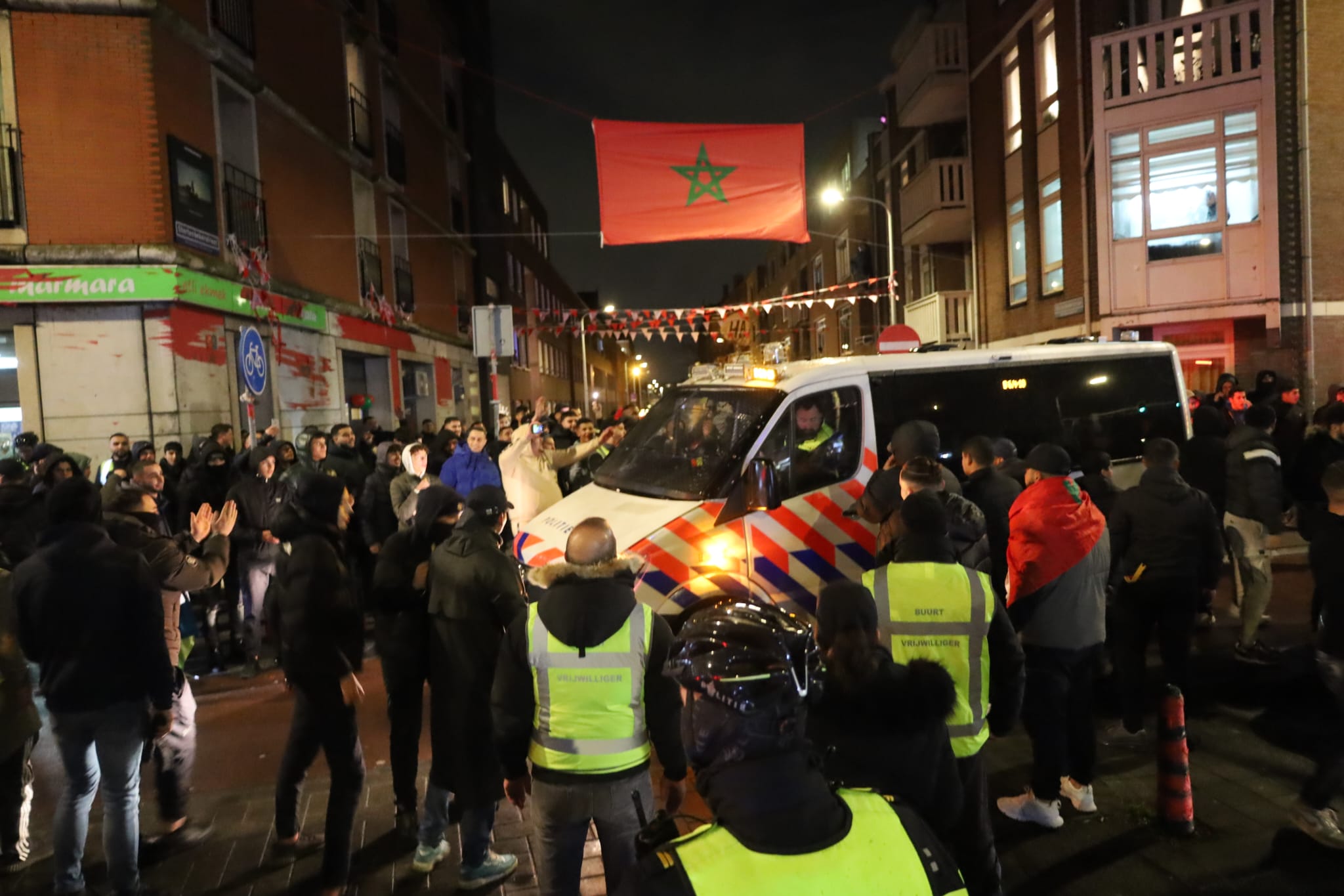 Noodbevel en arrestaties na voetbalwedstrijd