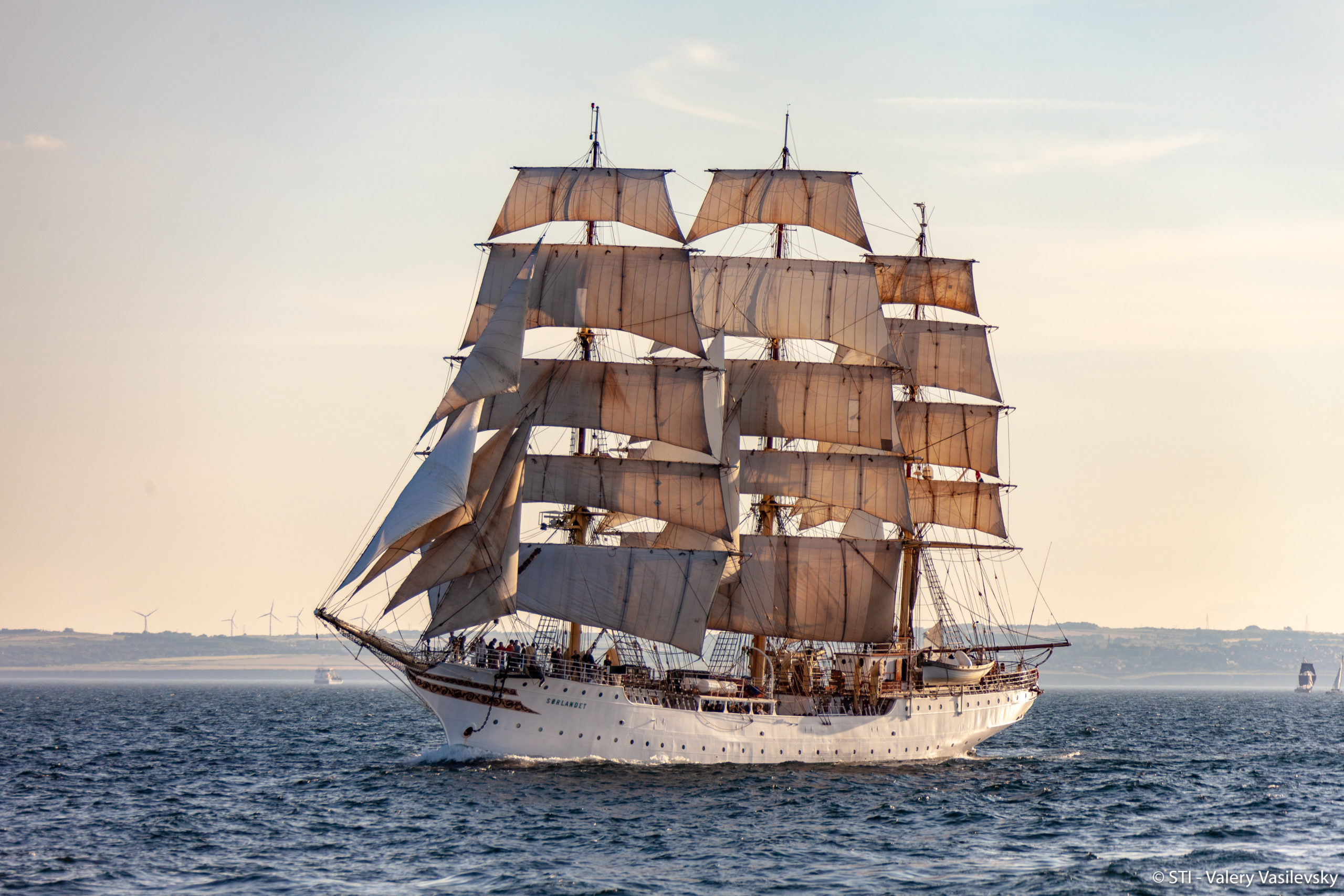 Imposant Noors zeilschip in Scheveningen