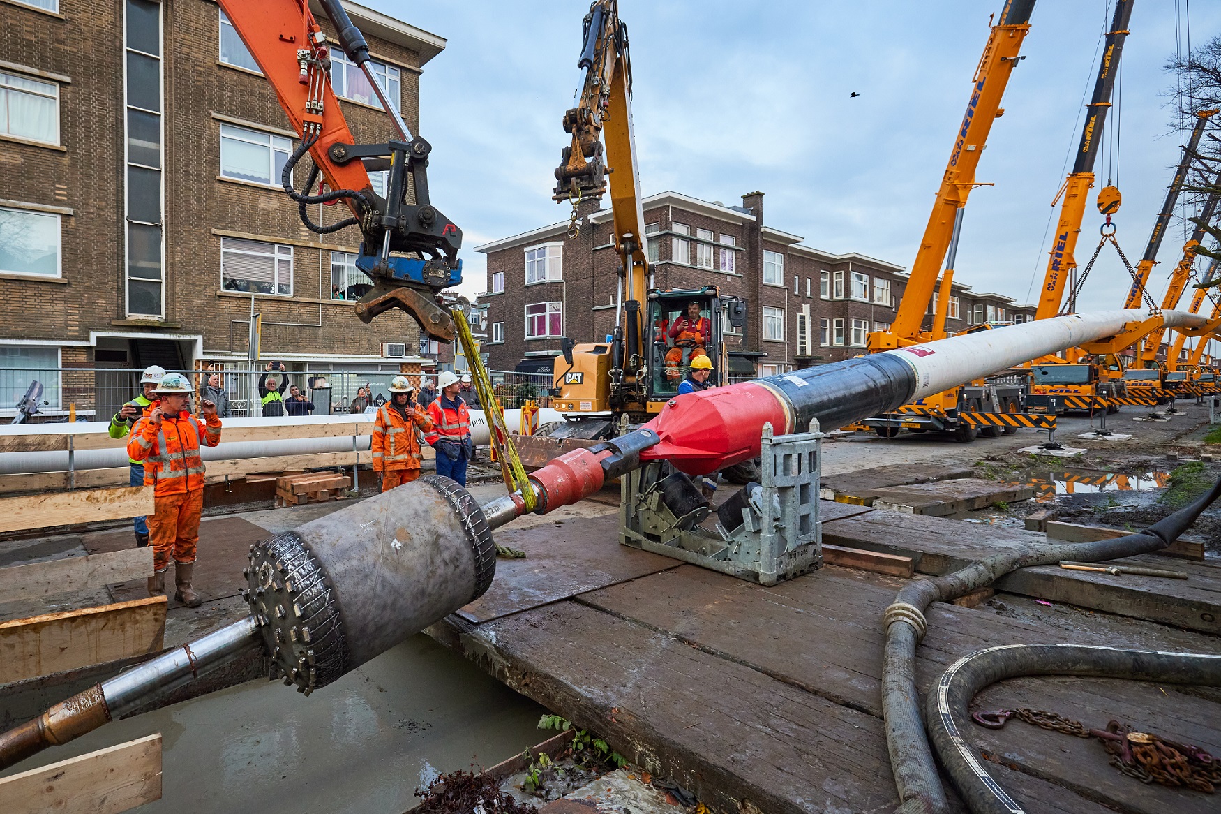 Aanleg warmteleiding begonnen: buis van 900 meter gaat de grond in