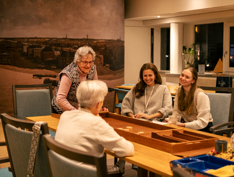 Jong bij oud in woonzorgcentrum Scheveningen: een kamer in ruil voor aandacht