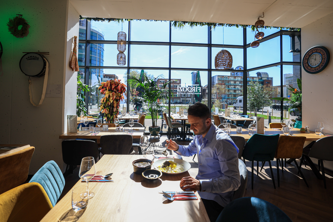 Perzisch eten tussen de planten bij nieuw restaurant Firoozi