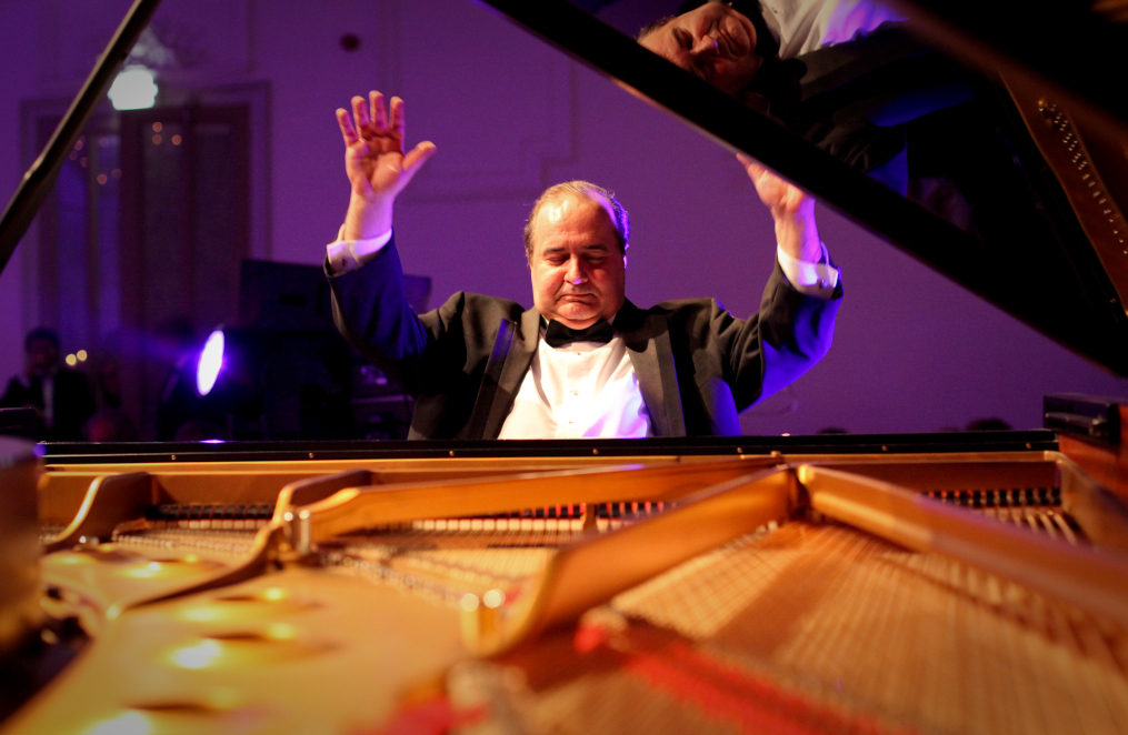 Jorge Luis Prats imponeert als pianist en entertainer