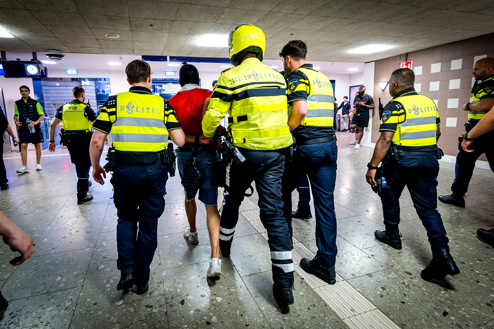 Arrestaties en boetes bij grote actie politie in Stationsbuurt