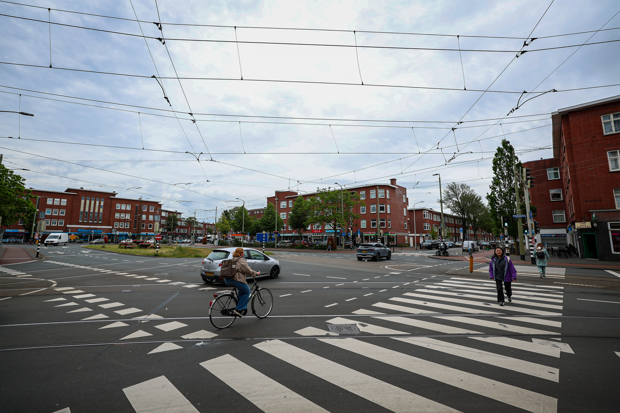 Vergroening Laakkwartier vertraagd, meerderheid raad tegen verdwijnen parkeerplaatsen