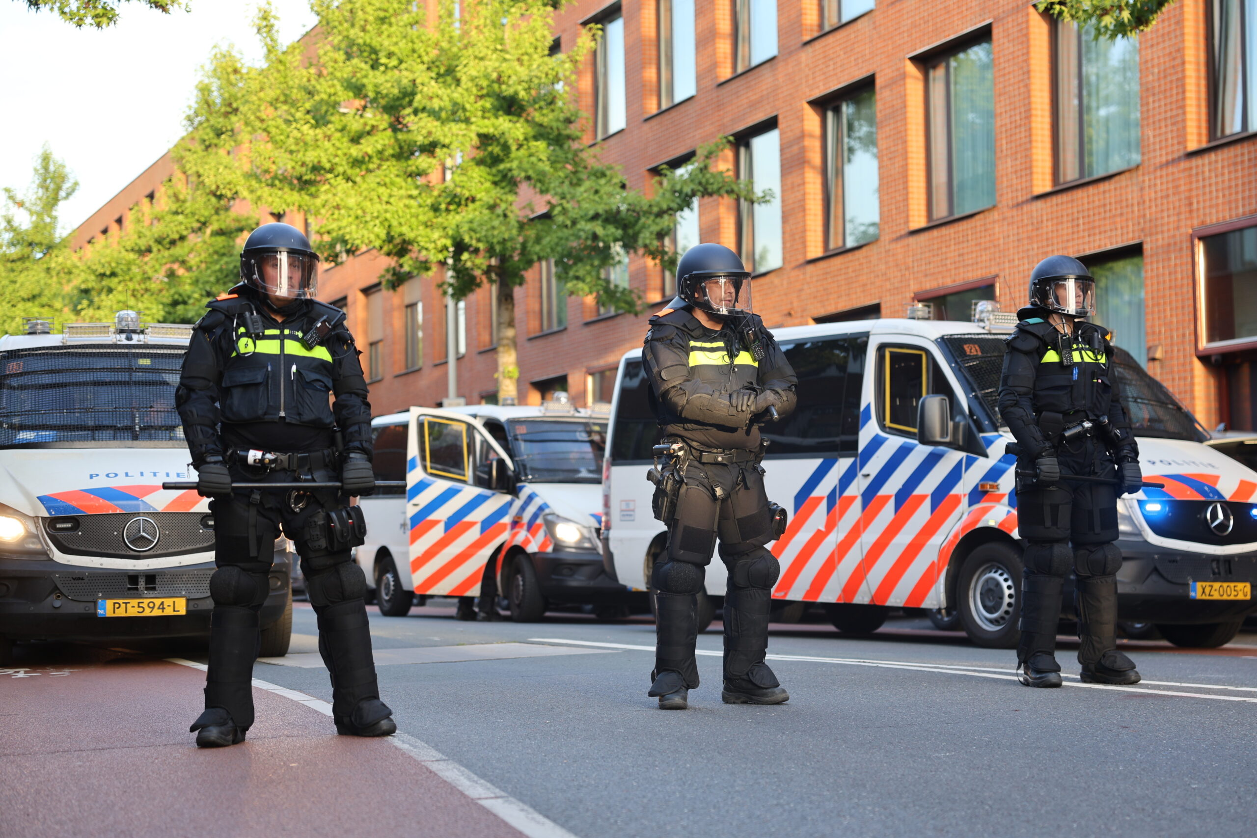 Taakstraf voor geweld tegen agenten tijdens onrust in Schilderswijk na WK-wedstrijd