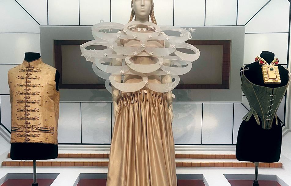 ‘Reflections on Fashion’ in het kunstmuseum toont hoogtepunten uit 75-jarige collectie