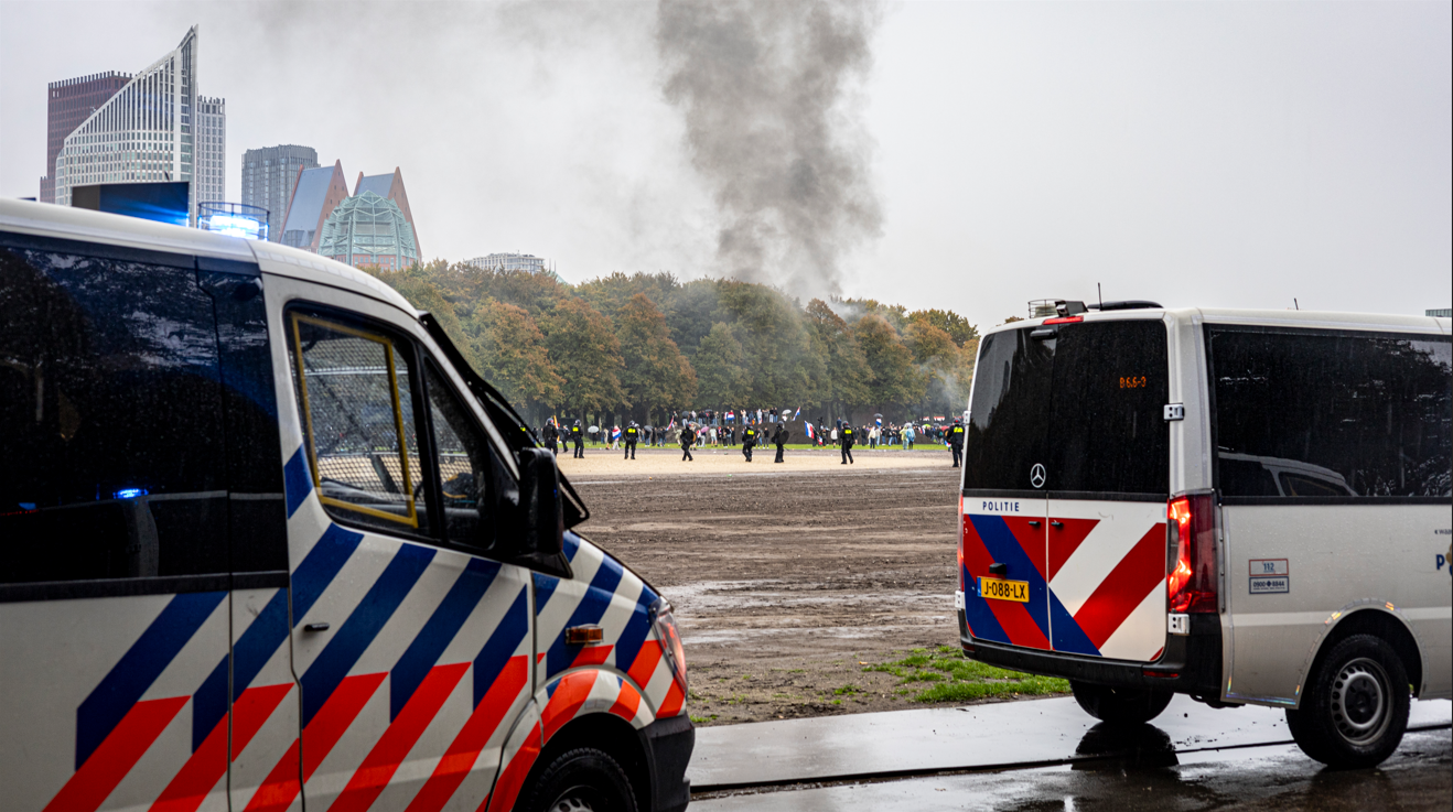 Politie druk met demonstranten en voetbalsupporters: ‘Het moet geen wapenwedloop worden’