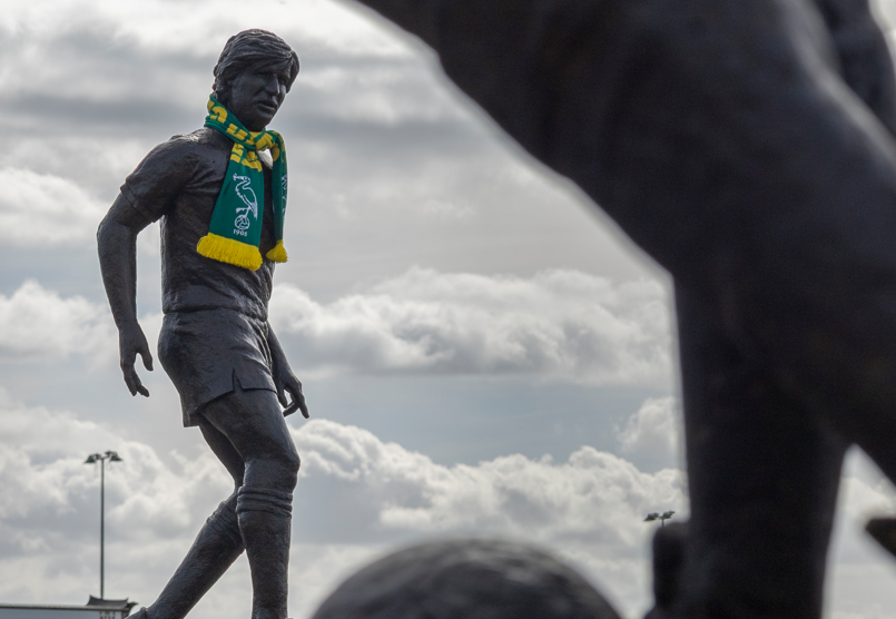 Nu ook Lex Schoenmaker in bronzen beeld bij ADO-stadion
