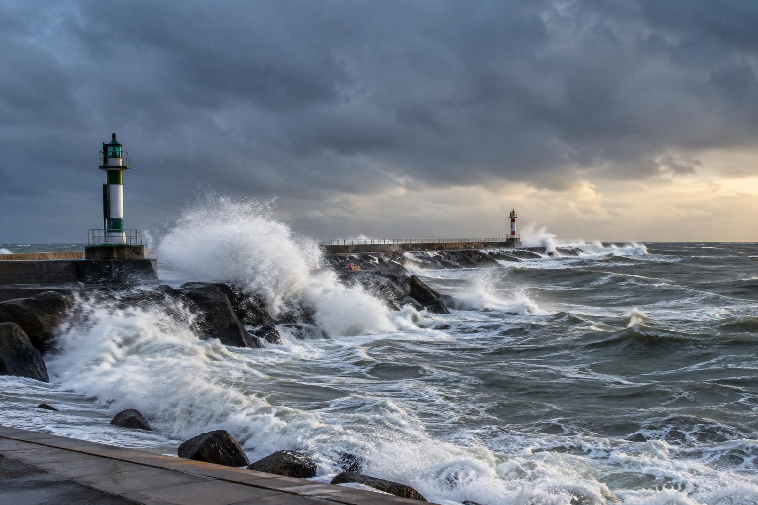 Den Haag in de herfst: storm op Scheveningen, kunst in de stad en hengelen op het scherm
