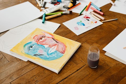 De commerciële kant van kunst: kan creativiteit de commerciële druk doorstaan?